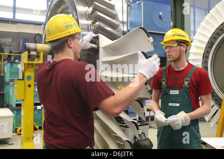 Berlino, Germania, i dipendenti Siemens assemblare le pale in una turbina a gas Foto Stock