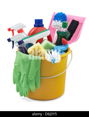 Varietà di prodotti di pulizia in una benna Foto Stock