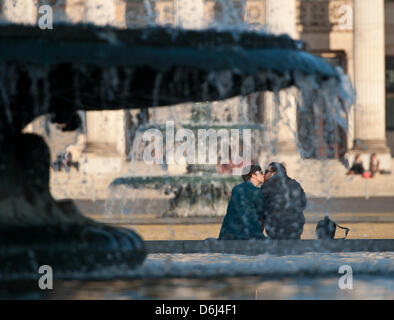 Saskia (L) e Cornelio da Amburgo baciate davanti al Kaskaden fontana situata nella parte anteriore del Kurhaus Wiesbaden, Germania, 01 marzo 2012. A temperature fino a 15 gradi Celsius sono attesi in Hesse sul weekend. Foto: Arne Dedert. Foto Stock