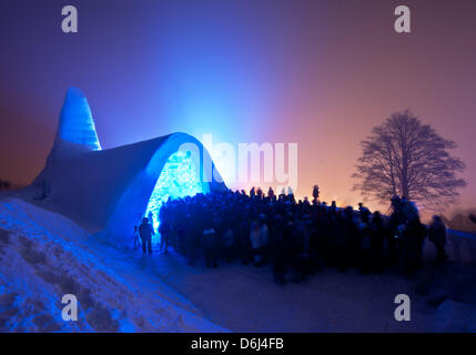 (Dpa-file) - Un file immagine datata 28 dicembre 2011 una mostra numerosi visitatori in piedi di fronte alla chiesa di neve a Mitterfirmiansreut. La torre della chiesa di ghiaccio ha cominciato a fondere a causa di temperature più elevate. Foto: Armin Weigel Foto Stock