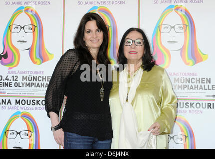 Cantante greca Nana Mouskouri (R) e la figlia Helen 'Lenou' Mouskouri pongono nel corso di una sessione di stampa a Monaco di Baviera, Germania, 02 marzo 2012. Mouskouri è presentare il suo anniversario tour '50 Anni White Rose' che inizia il 11 aprile 2012 a Brema. Il 30 aprile il cantante sarà a Monaco di Baviera. Foto: Felix Hoerhager Foto Stock