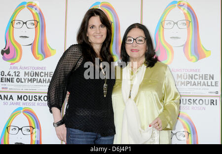 Cantante greca Nana Mouskouri (R) e la figlia Helen 'Lenou' Mouskouri pongono nel corso di una sessione di stampa a Monaco di Baviera, Germania, 02 marzo 2012. Mouskouri è presentare il suo anniversario tour '50 Anni White Rose' che inizia il 11 aprile 2012 a Brema. Il 30 aprile il cantante sarà a Monaco di Baviera. Foto: Felix Hoerhager Foto Stock