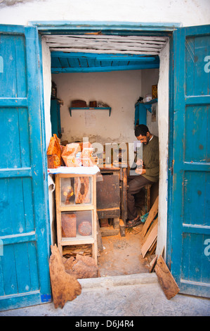 Carpentiere nella vecchia Medina di Essaouira, precedentemente nota come Mogador, Sito Patrimonio Mondiale dell'UNESCO, Marocco, Africa Settentrionale, Africa Foto Stock