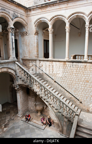 I turisti dalla scala all'interno del Palazzo dei Rettori, Dubrovnik, Croazia, Europa Foto Stock