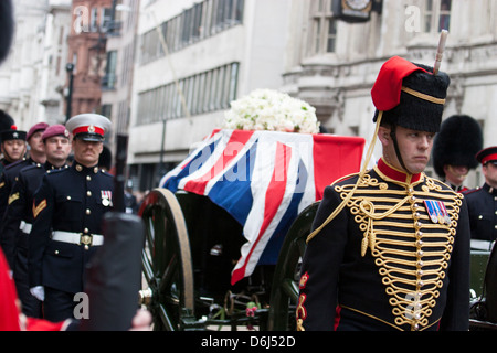 Bara della Baronessa Margaret Thatcher su gun carrello essendo scortato da membri delle forze armate, sul modo per la cattedrale di St Paul Foto Stock