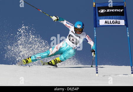 Sciatore finlandese Tanja Poutiainen compete in campo femminile slalom gigante di coppa del mondo a Ofterschwang, Germania, 03 marzo 2012. Foto: KARL-JOSEF HILDENBRAND Foto Stock