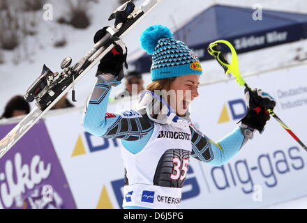 Noi sciatore Resi Stiegler festeggia il suo secondo posto in slalom speciale femminile evento presso la Coppa del Mondo di Sci Alpino in Ofterschwang, Germania, 04 marzo 2012. Foto: Stephan Jansen Foto Stock