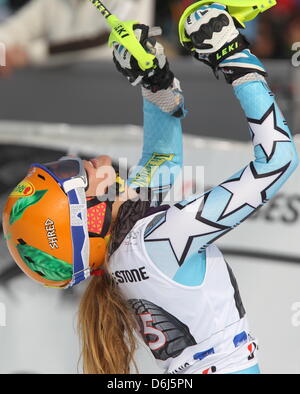 Noi sciatore Resi Stiegler festeggia il suo secondo posto in slalom speciale femminile evento presso la Coppa del Mondo di Sci Alpino in Ofterschwang, Germania, 04 marzo 2012. Foto: Stephan Jansen Foto Stock