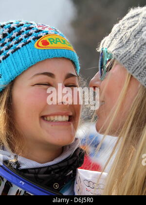 Noi sciatore Resi Stiegler (L) celebra il suo secondo posto con noi sciatore Lindsey Vonn dopo la donna evento di slalom in Coppa del Mondo di Sci Alpino in Ofterschwang, Germania, 04 marzo 2012. Foto: STEPHAN JANSEN Foto Stock