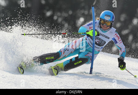 Sciatore finlandese Tanja Poutiainen compete nella seconda manche di Slalom speciale femminile evento presso la Coppa del Mondo di Sci Alpino in Ofterschwang, Germania, 04 marzo 2012. Foto: KARL-JOSEF HILDENBRAND Foto Stock