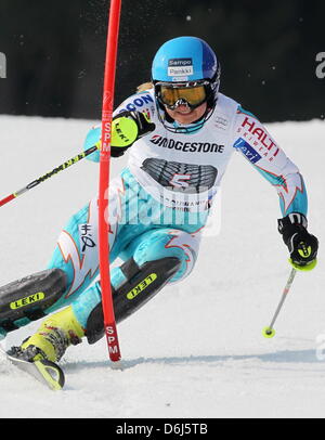 Sciatore finlandese Tanja Poutiainen compete alla prima esecuzione di Slalom speciale femminile evento presso la Coppa del Mondo di Sci Alpino in Ofterschwang, Germania, 04 marzo 2012. Foto: Karl-Josef Hildenbrand Foto Stock