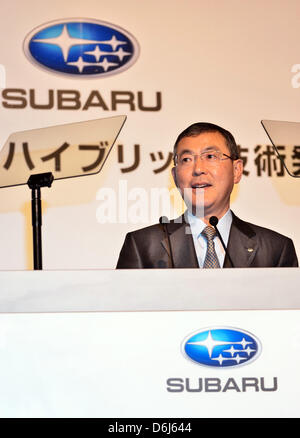 Yasuyuki Yoshida, Presidente e Chief Executive Officer di Fuji Heavy Industries Ltd.- Giappone della Fuji Heavy Industries, noto come Subaru, visualizza la società del primo sistema ibrido veicolo prototipo chiamato Subaru XV Hybrid durante una presentazione tecnica al Bellesalle Shinjuku Central Park a Tokyo il 18 aprile 2013 Foto Stock