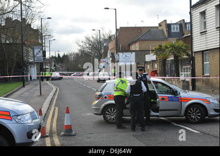 Southgate, Londra, Regno Unito. Il 19 aprile 2013. I funzionari di polizia presso la scena della sparatoria che è avvenuto giovedì a circa 19.20. A 34 anno vecchio è stato sparato e ucciso in Southgate, Londra, l'uomo non ha un nome ed è stato dichiarato morto in corrispondenza della scena. Nessun arresti sono stati effettuati e la famiglia sono stati informati della morte. Foto Stock