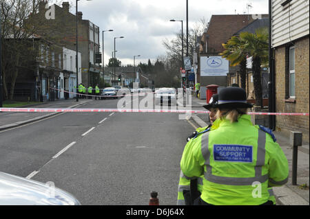 Southgate, Londra, Regno Unito. Il 19 aprile 2013. I funzionari di polizia presso la scena della sparatoria che è avvenuto giovedì a circa 19.20. A 34 anno vecchio è stato sparato e ucciso in Southgate, Londra, l'uomo non ha un nome ed è stato dichiarato morto in corrispondenza della scena. Nessun arresti sono stati effettuati e la famiglia sono stati informati della morte. Foto Stock