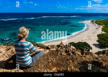 Tourist godendovi lo splendido paesaggio di Barbuda, Antigua e Barbuda, West Indies, dei Caraibi e America centrale Foto Stock