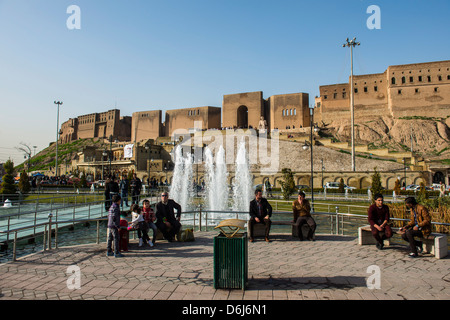 Enorme piazza con fontane al di sotto della cittadella di Erbil (Hawler), capitale del Kurdistan iracheno, Iraq, Medio Oriente Foto Stock