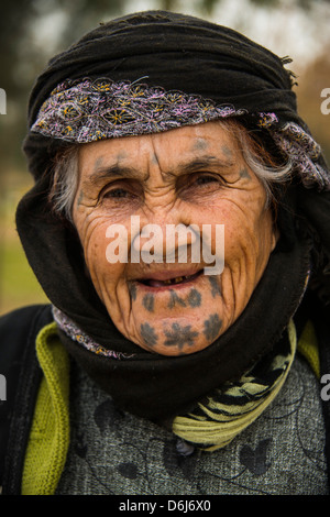 Donna curda con tatuaggi in martire Abdul-Rahman Sami Park a Erbil (Hawler), capitale del Kurdistan iracheno, Iraq, Medio Oriente Foto Stock