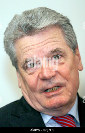 Il candidato alla carica di Presidente della Repubblica Federale Tedesca, Joachim Gauck, visite al parlamento di stato del Land Meclemburgo-Pomerania occidentale a Schwerin, Germania, 6 marzo 2012. Gauck, una ex chiesa vicario a Rostock, sarà presente lo stand di rispondere alla qestions dello stato i parlamentari prima che egli segue un invito della SPD e CDU e il Partito dei Verdi di Meclemburgo-pomerania assistere al loro aderire Foto Stock