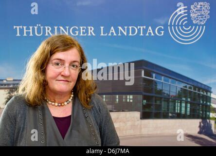 Dorothea Marx (SPD), presidentessa della neo-Nazi la commissione di inchiesta nel Land di Turingia, sorge a seguito di una riunione del comitato in sede di stato del Land Turingia il parlamento a Erfurt, Germania, 06 marzo 2012. La Commissione sta discutendo la rinuncia ad invitare il superstite membor del gruppo Beate Zschaepe. Foto: MICHAEL REICHEL Foto Stock