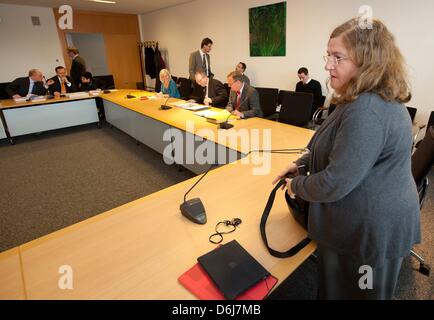 Dorothea Marx (SPD), presidentessa della neo-Nazi la commissione di inchiesta nel Land di Turingia, sta davanti a una riunione del comitato in sede di stato del Land Turingia il parlamento a Erfurt, Germania, 06 marzo 2012. La Commissione sta discutendo la rinuncia ad invitare il superstite membor del gruppo Beate Zschaepe. Foto: MICHAEL REICHEL Foto Stock