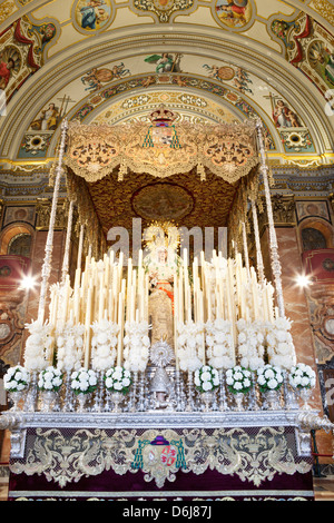 Flottazione (pasos) della Vergine Maria ha portato durante la Semana Santa (Pasqua), Siviglia, in Andalusia, Spagna, Europa Foto Stock