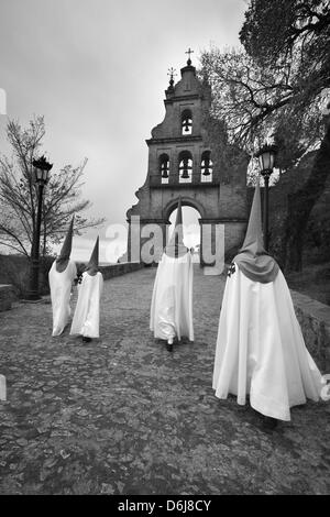 I penitenti durante la Semana Santa (Pasqua), Aracena Huelva, Andalusia, Spagna, Europa Foto Stock