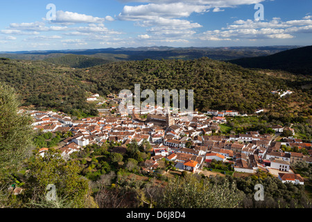 Vista sul villaggio e della Sierra de Aracena dalla Peña de Arias Montano, Alajar, Huelva, Andalusia, Spagna, Europa Foto Stock