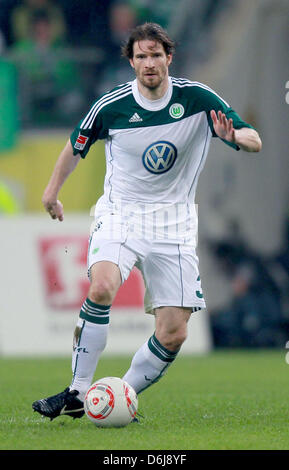 (Dpa) file - un file immagine datata 03 aprile 2011 mostra ex giocatore di Wolfsburg Arne FRIEDRICH dribblare la sfera durante la Bundesliga partita di calcio VfL Wolfsburg vs Eintracht Francoforte a Wolfsburg, in Germania. 32-anno-vecchio Friedrich si unisce a noi della Major League Soccer club Chicago Fire. Foto: Jens Wolf Foto Stock