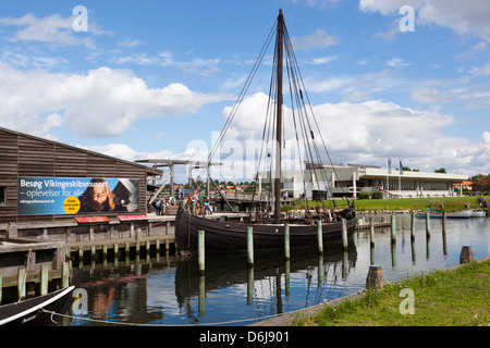 Viking replica età nave e nave Viking Hall, il Museo delle Navi Vichinghe, Roskilde, Zelanda, Danimarca, Scandinavia, Europa Foto Stock