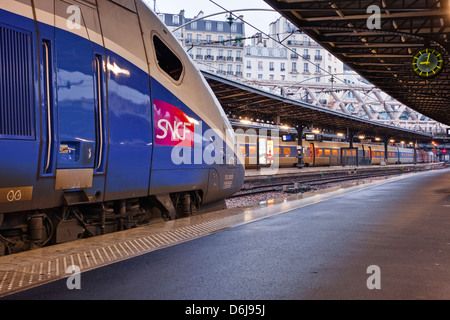 Un TGV attende la partenza presso la stazione Gare de l'Est di Parigi, Francia, Europa Foto Stock