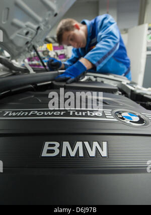 Un dipendente di BMW assembla un motore presso la fabbrica BMW di Regensburg, Germania, 07 marzo 2012. Il 2011 è stato il migliore anno nel costruttore della storia. I record delle vendite nel 2011 causato registrare profitti per la BMW. Foto: Armin Weigel Foto Stock