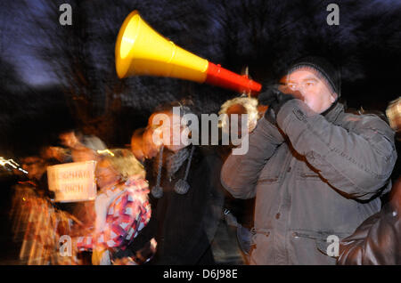 I dimostranti di manifestare contro il Grand Tattoo per ex Presidente tedesco Christian Wulff presso il Palazzo Bellevue a Berlino, Germania, 08 marzo 2012. Wulff ha rassegnato le dimissioni il 17 febbraio 2012 dopo le accuse di assunzione di vantaggi personali durante il suo tempo come Premier della Bassa Sassonia. Foto: MAURIZIO GAMBARINI Foto Stock