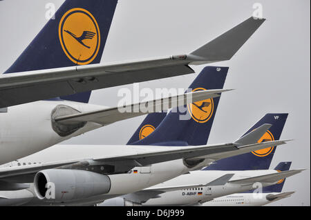 (FILE) - Un archivio foto, datata 23 febbraio 2010, mostra le code della Lufthansa aeroplani di linea passeggeri all'aeroporto Rhein-Main a Francoforte in Germania. Nonostante il crescente volume di passeggeri e di fatturato nel 2011, Europea più grande compagnia aerea ha realizzato una perdita nel passato anno di attività. Foto: Boris Roessler Foto Stock