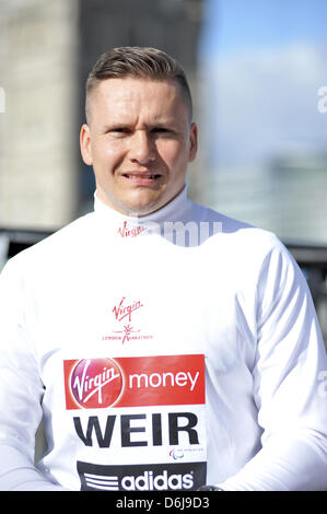 Londra, Regno Unito. Il 19 aprile 2013. David Weir a un photocall nella parte anteriore del Tower Bridge. Appena sette mesi dopo aver vinto quattro medaglie d oro al 2012 Giochi Paralimpici, David Weir tornerà a Londra per le strade di domenica 21 aprile sperando di vincere la sua settima maratona di Londra titolo su sedia a rotelle. Shelly andrà a caccia della sua terza maratona di Londra titolo quando difende la sua corona contro un mondo campo di classe dopo aver preso una medaglia d'argento nel 2012 i Giochi Paralimpici di maratona in settembre. Credito: Michael Preston/Alamy Live News Foto Stock