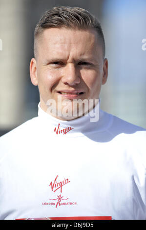 Londra, Regno Unito. Il 19 aprile 2013. David Weir a un photocall nella parte anteriore del Tower Bridge. Appena sette mesi dopo aver vinto quattro medaglie d oro al 2012 Giochi Paralimpici, David Weir tornerà a Londra per le strade di domenica 21 aprile sperando di vincere la sua settima maratona di Londra titolo su sedia a rotelle. Shelly andrà a caccia della sua terza maratona di Londra titolo quando difende la sua corona contro un mondo campo di classe dopo aver preso una medaglia d'argento nel 2012 i Giochi Paralimpici di maratona in settembre. Credito: Michael Preston/Alamy Live News Foto Stock