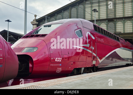 Un Thalys treno ad alta velocità si attende la partenza alla stazione ferroviaria Gare du Nord, Parigi, Francia, Europa Foto Stock