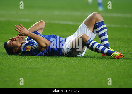 Schalke's Ciprian Marica giace sul passo ferito durante la UEFA Europa League match tra Twente Enschede e FC Schalke 04 a De Grolsch Veste stadium di Enschede nei Paesi Bassi, 08 marzo 2012. Foto: Revierfoto Foto Stock