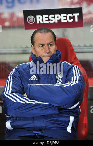 Schalke's allenatore Huub Stevens è raffigurato durante la UEFA Europa League match tra Twente Enschede e FC Schalke 04 a De Grolsch Veste stadium di Enschede nei Paesi Bassi, 08 marzo 2012. Foto: Revierfoto Foto Stock