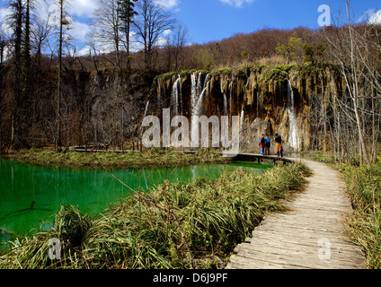 Passerella in legno (boardwalk) e le cascate del Parco Nazionale dei Laghi di Plitvice, patrimonio mondiale dell UNESCO, Plitvice, Croazia, Europa Foto Stock