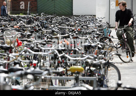 (FILE) - Un archivio foto, datata 22 luglio 2008, mostra centinaia di biciclette in piedi su uno spazio di parcheggio per biciclette presso la stazione centrale di Muenster, Germania. La città di Muenster intende vietare la famigerata frequenti consumatori di alcol da ciclismo. Se catturati dalla polizia per la prima volta, drunken ciclista può affrontare una multa fino a 500 euro. In caso di reiterazione la polizia può Foto Stock