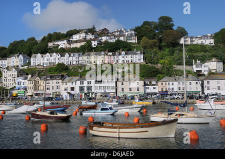 Barche a vela e barche da pesca ormeggiate nel porto di Looe, Cornwall, England, Regno Unito, Europa Foto Stock