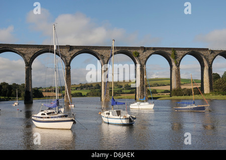 Sailing yacht ormeggiati nel fiume Lynher ad alta marea sotto San tedeschi viadotto ferroviario, Cornwall, Regno Unito Foto Stock