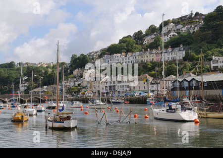 Barche a vela, barche da diporto e imbarcazioni da pesca ormeggiate nel porto di Looe, Cornwall, England, Regno Unito, Europa Foto Stock