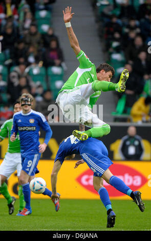 Wolfsburg's Mario Mandzukic vies per la palla con il Leverkusen's Michal Kadlec durante la Bundesliga tedesca match tra VfL Wolfsburg e Bayer Leverkusen a Volkswagen-Arena in Wolfsburg, Germania, 10 marzo 2012. Foto: DOMINIQUE LEPPIN (ATTENZIONE: embargo condizioni! Il DFL permette l'ulteriore utilizzazione delle immagini nella IPTV, servizi di telefonia mobile e altre nuove tecnologie solo n Foto Stock