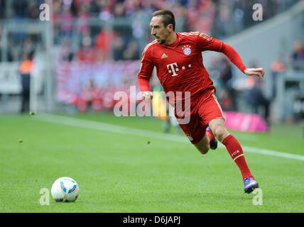 Fußball Bundesliga 25. Spieltag: FC Bayern München - TSG 1899 Hoffenheim am Samstag (10.03.2012) in der Allianz Arena di Monaco di Baviera. Der Münchner Franck Ribéry spielt den palla. Die Bayern gewinnen die Partie mit 7:1. Foto: Tobias Hase dpa/lby Foto Stock