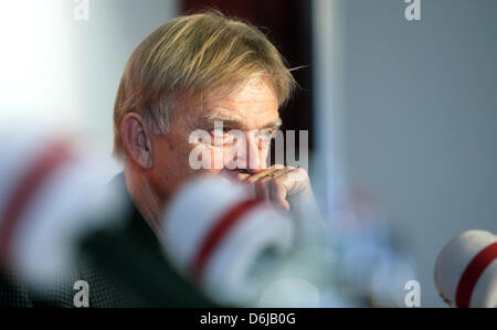 L'ex managing director della Bundesliga club di calcio 1FC Koeln, Volker Finke, partecipa a una conferenza stampa a Colonia, Germania, 11 marzo 2012. Bundesliga club di calcio 1FC Koeln ha cessato di ulteriore collaborazione con Finke. Foto: Rolf Vennenbernd Foto Stock