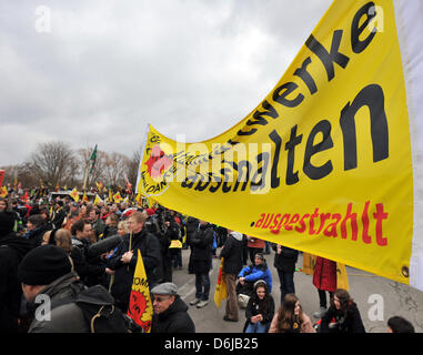 Gli oppositori dell'energia nucleare dimostrare con striscioni e bandiere della centrale nucleare di Neckarwestheim, Germania, 11 marzo 2012. Secondo gli organizzatori, più di 5000 persone hanno partecipato alla azione di protesta avviata in occasione dell'anniversario della catastrofe Fukushima. Foto: JAN-PHILIPP STROBEL Foto Stock