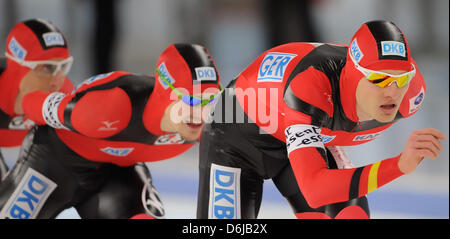 Il tedesco del pattinaggio di velocità il team in azione nel team di concorrenza durante il pattinaggio di velocità di Coppa del Mondo a Berlino, Germania, 11 marzo 2012. Foto: Soeren Stache Foto Stock