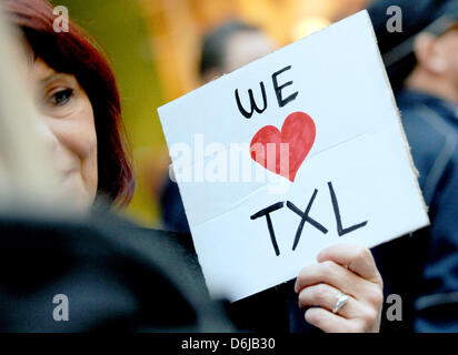 I dimostranti protestano contro la chiusura dell'aeroporto Tegel con manifesti nella hall principale dell'aeroporto di Berlino, Germania, 11 marzo 2012. Foto: Britta Pedersen Foto Stock