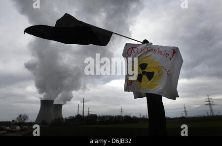 Un anti-nucleare dimostra protestor contro l'energia nucleare a piedi su palafitte di fronte alla centrale nucleare a Gundremmingen, Germania, 11 marzo 2012. Sotto il motto "Fukushima - Gundmemmingen. Arrestare prima il nucleo fuso incidente", i manifestanti radunati nel primo anniversario della catastrofe a un giapponese power plant Fukushima per dimostrare contro l'energia nucleare Foto Stock